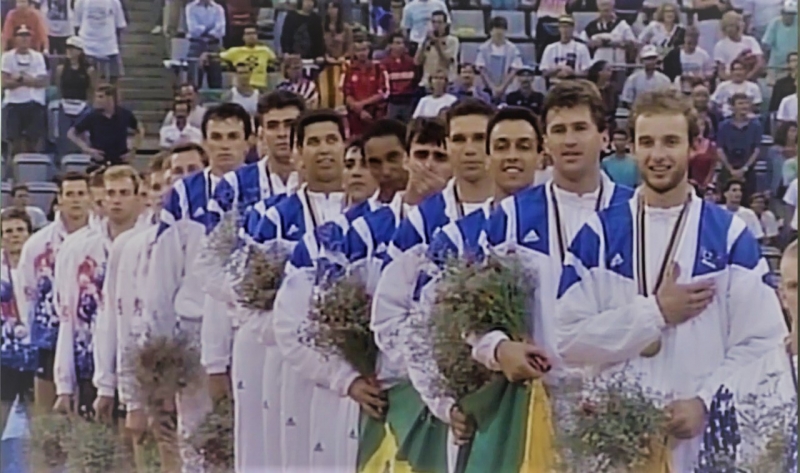 {'nm_midia_inter_thumb1':'https://www.jornaldocomercio.com/_midias/jpg/2021/07/07/206x137/1_barca-9355707.jpeg', 'id_midia_tipo':'2', 'id_tetag_galer':'', 'id_midia':'60e5f11d8d3bb', 'cd_midia':9355707, 'ds_midia_link': 'https://www.jornaldocomercio.com/_midias/jpg/2021/07/07/barca-9355707.jpeg', 'ds_midia': 'Sele&ccedil;&atilde;o masculina de v&otilde;lei campe&atilde;o ol&iacute;mpica em Barcelona 1992', 'ds_midia_credi': 'REPRODU&Ccedil;&Atilde;O/SPORTV/JC', 'ds_midia_titlo': 'Sele&ccedil;&atilde;o masculina de v&otilde;lei campe&atilde;o ol&iacute;mpica em Barcelona 1992', 'cd_tetag': '1', 'cd_midia_w': '800', 'cd_midia_h': '473', 'align': 'Left'}