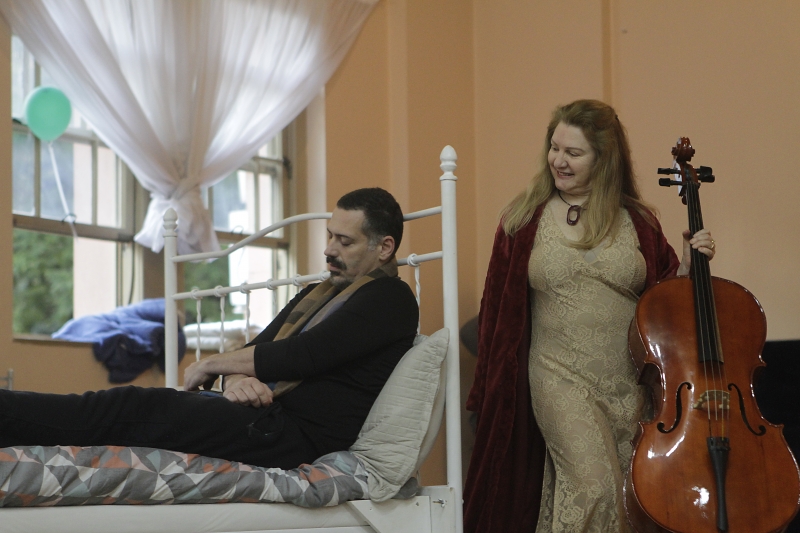 Daniel Germano e Angela Diel em 'Operita Violoncello', com encenação assinada por Jacqueline Pinzon