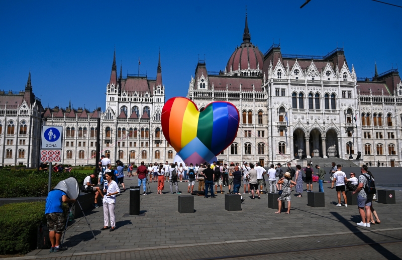 Ativistas fizeram protesto em frente ao parlamento húngaro
