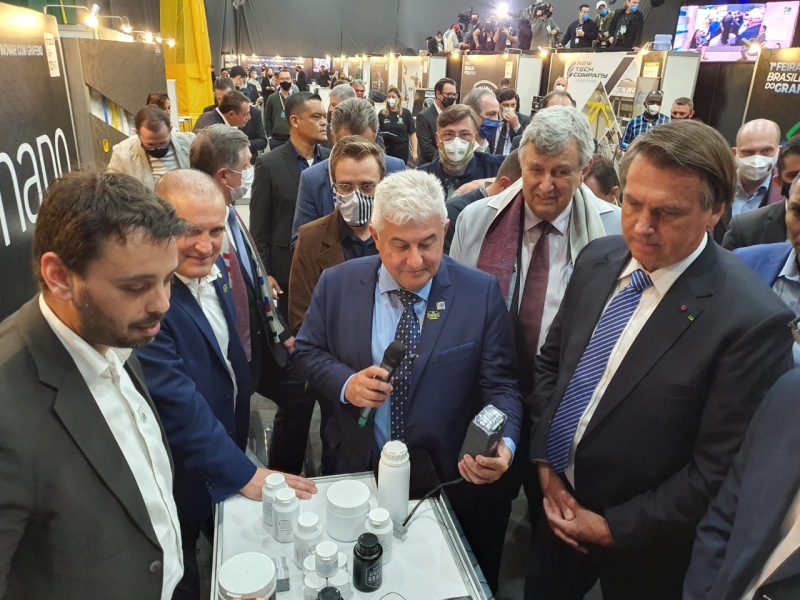 Presidente visitou feira de grafeno em Caxias do Sul, rodeado de ministros e apoiadores