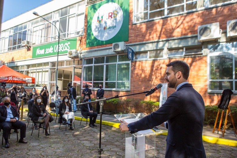 Governador Eduardo Leite fez o repasse simbólico dos imóveis à Uergs, nesta sexta