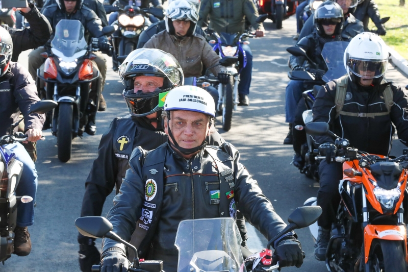Bolsonaro participou de motociata em Porto Alegre já com indicativo de que não estava bem