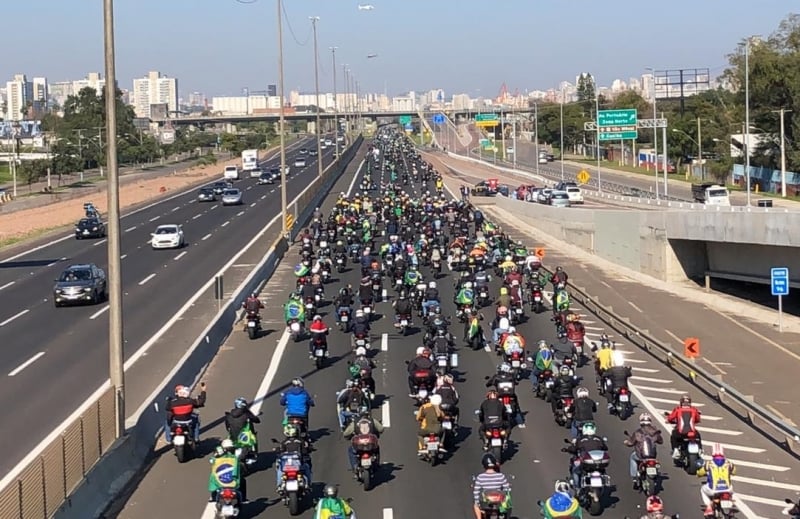 Com bandeiras do Brasil e vestindo verde e amarelo, apoiadores do presidente Bolsonaro organizaram percurso de moto 