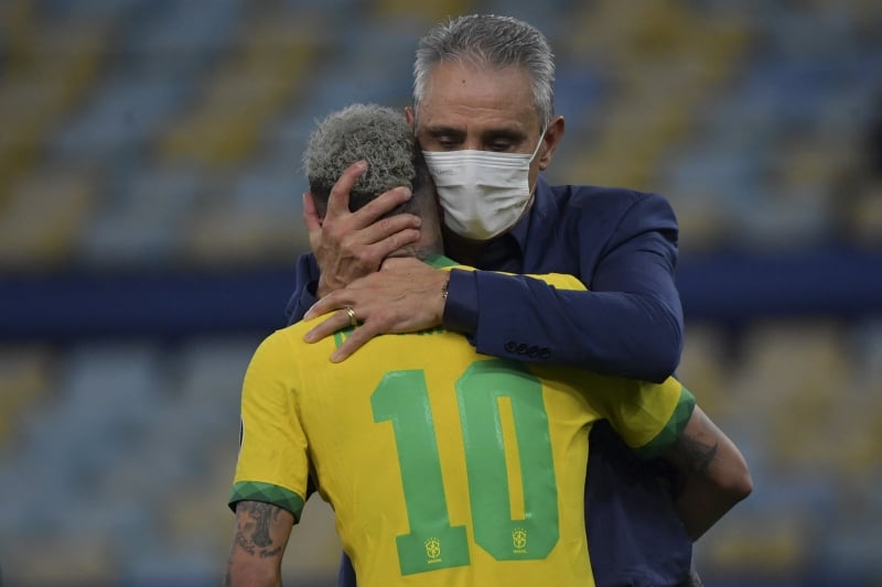 Tite, que precisa administrar a perda do título, consola Neymar, que chorou depois do jogo