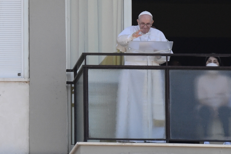 Papa Francisco conduziu da varanda sua oração semanal perante centenas de pessoas
