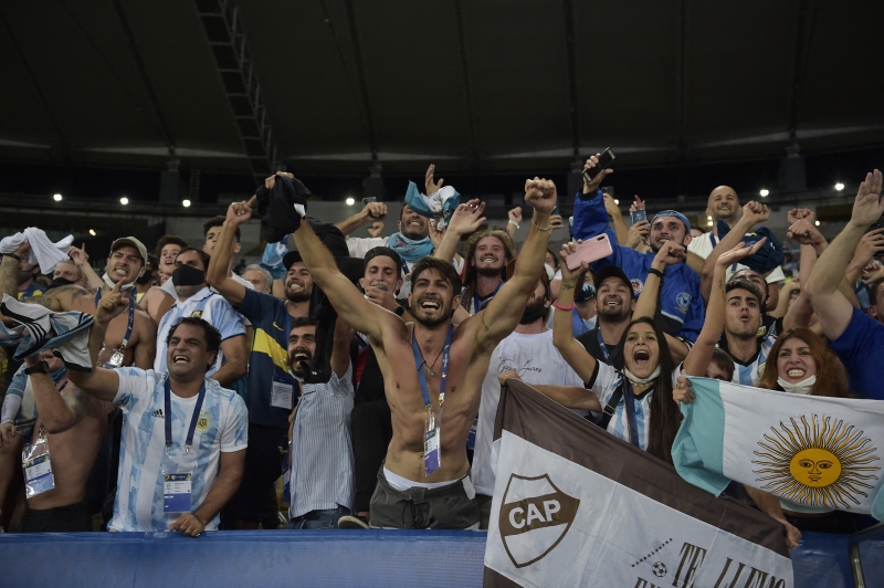 Torcedores se aglomeraram ao comemorar a vitória argentina sobre a Seleção Brasileira 