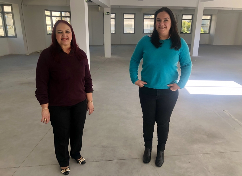 {'nm_midia_inter_thumb1':'https://www.jornaldocomercio.com/_midias/jpg/2021/07/13/206x137/1_img_3593__1_-9360176.jpg', 'id_midia_tipo':'2', 'id_tetag_galer':'', 'id_midia':'60ed199f040cb', 'cd_midia':9360176, 'ds_midia_link': 'https://www.jornaldocomercio.com/_midias/jpg/2021/07/13/img_3593__1_-9360176.jpg', 'ds_midia': 'Acele - Associação Comunitária de Ensino de Línguas Estrangeiras - troca de endereço em Porto Alegre - nova sede na rua Miguel Tostes esquina com avenida Protásio Alves - fachada  - curso de idiomas - línguas - Presidente da Acele, Leila Orengo (esquerda) e coordenadora Ana Paula Spier Brum', 'ds_midia_credi': 'PATRÍCIA COMUNELLO/ESPECIAL/JC', 'ds_midia_titlo': 'Acele - Associação Comunitária de Ensino de Línguas Estrangeiras - troca de endereço em Porto Alegre - nova sede na rua Miguel Tostes esquina com avenida Protásio Alves - fachada  - curso de idiomas - línguas - Presidente da Acele, Leila Orengo (esquerda) e coordenadora Ana Paula Spier Brum', 'cd_tetag': '1', 'cd_midia_w': '800', 'cd_midia_h': '582', 'align': 'Left'}