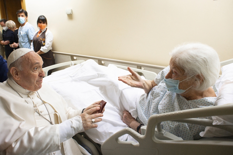 Pontífice caminhou pelos corredores do hospital e abençoou doentes