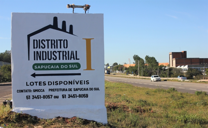 Placa na altura do km 6 chama a atenção para terrenos disponíveis junto ao Distrito Industrial da cidade 