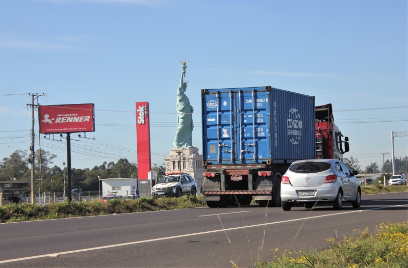 Depois de 20 anos de obras arrastadas e R$ 400 milhões de investimentos públicos, a duplicação da RS-118 chega ao fim e atrai riquezas