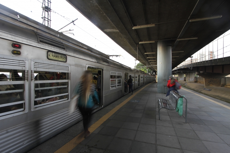 Os trens circulam apenas entre as estações Mercado e Sapucaia, que teve falta de luz
