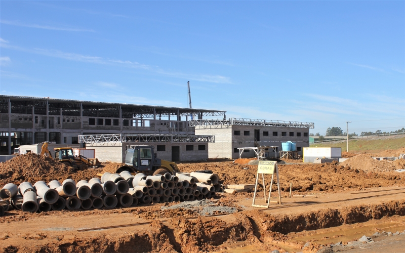 Canteiros de obras se espalham ao longo da rodovia em diversos municípios
