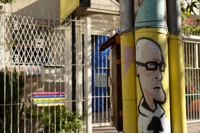 Projeto 'Rua dos escritores' une arte à literatura com desenhos de autores em postes