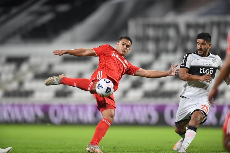 Caio Vidal, ainda na etapa inicial, criou as melhores chances coloradas na partida
