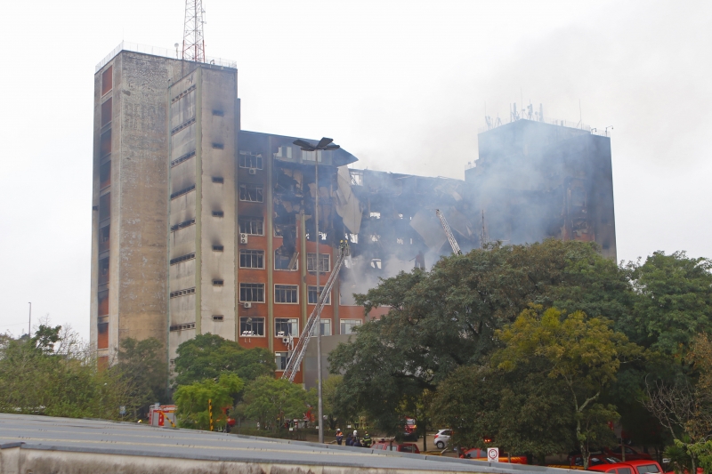 Fotos do prédio da Secretaria de Segurança Pública que foi destruído após incêndio na noite de quarta-feira.