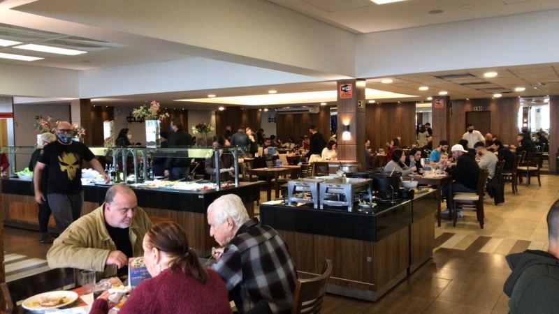 Restaurantes voltam a operar com capacidade completa neste sábado (17) em Porto Alegre 