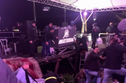 Estrutura de madeira cedeu durante festa clandestina na Ilha das Flores