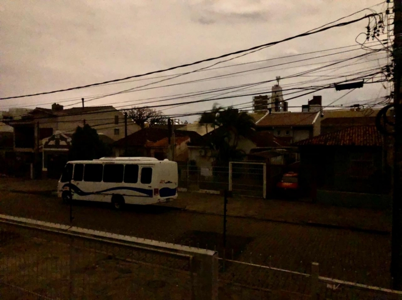 O apagão na porção do bairro entre a avenida Princesa Isabel e quase avenida Bento Gonçalves ocorreu após três interrupções da luz