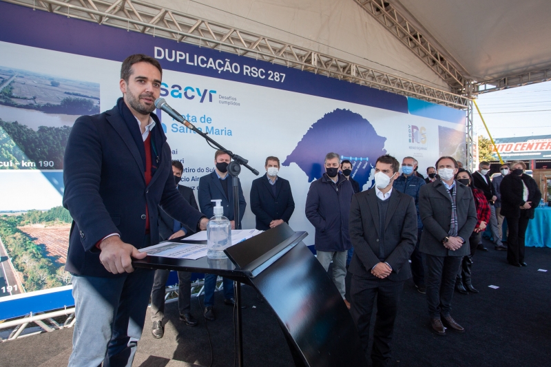 {'nm_midia_inter_thumb1':'https://www.jornaldocomercio.com/_midias/jpg/2021/07/20/206x137/1_51324884214_dab721c04a_k-9366199.jpg', 'id_midia_tipo':'2', 'id_tetag_galer':'', 'id_midia':'60f71669171db', 'cd_midia':9366199, 'ds_midia_link': 'https://www.jornaldocomercio.com/_midias/jpg/2021/07/20/51324884214_dab721c04a_k-9366199.jpg', 'ds_midia': '20.07.2021 - RSC-287 em SaNTA CRUZ DO SUL, RS, BRASIL - &aacute;rea onde foi assinado o contrato de concess&atilde;o da rodovia, que prev&ecirc; R$ 2,7 bilh&otilde;es em investimentos pelos pr&oacute;ximos 30 anos, incluindo a duplica&ccedil;&atilde;o dos 204,5 quil&ocirc;metros de extens&atilde;o nos dois sentidos de fluxo,  Governador Eduardo Leite no ato', 'ds_midia_credi': 'FELIPE DALLA VALLE/PAL&Aacute;CIO PIRATINI/DVULGA&Ccedil;&Atilde;O/JC', 'ds_midia_titlo': '20.07.2021 - RSC-287 em SaNTA CRUZ DO SUL, RS, BRASIL - &aacute;rea onde foi assinado o contrato de concess&atilde;o da rodovia, que prev&ecirc; R$ 2,7 bilh&otilde;es em investimentos pelos pr&oacute;ximos 30 anos, incluindo a duplica&ccedil;&atilde;o dos 204,5 quil&ocirc;metros de extens&atilde;o nos dois sentidos de fluxo,  Governador Eduardo Leite no ato', 'cd_tetag': '1', 'cd_midia_w': '800', 'cd_midia_h': '533', 'align': 'Left'}