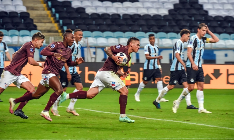 Alcívar foi o destaque da partida e marcou os dois gols que deram a classificação à LDU