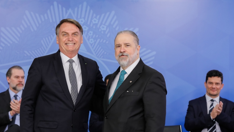 Ao escolher Augusto Aras (d), Bolsonaro novamente pretere lista tríplice