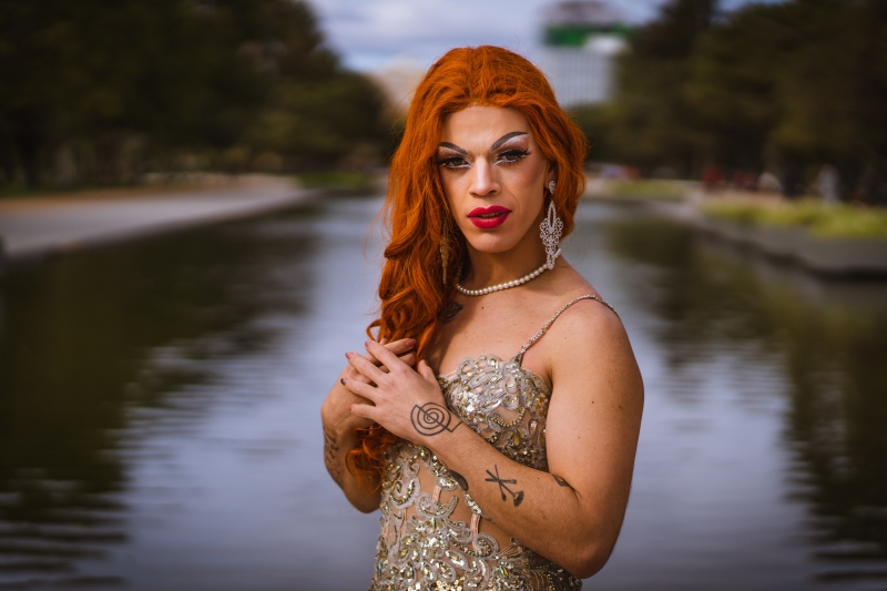 Rita d'Libra é primeira drag do Brasil a usar a Língua de Sinais em manifestações artísticas