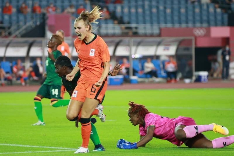 Jogadora da Holanda Jill Roord comemora o oitavo gol da partida