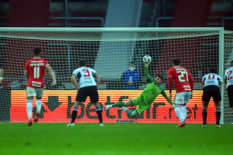 Aguilar brilhou, defendeu pênalti de Edenilson no tempo regulamentar e levou a disputa para os pênaltis