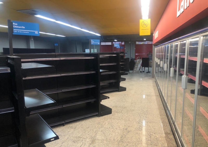 {'nm_midia_inter_thumb1':'https://www.jornaldocomercio.com/_midias/jpg/2021/07/22/206x137/1_img_4456-9368150.jpg', 'id_midia_tipo':'2', 'id_tetag_galer':'', 'id_midia':'60f9d4447cdbc', 'cd_midia':9368150, 'ds_midia_link': 'https://www.jornaldocomercio.com/_midias/jpg/2021/07/22/img_4456-9368150.jpg', 'ds_midia': 'Varejo - supermercados - Porto Alegre - rede de bairro Gauch&atilde;o Supermercado - filial vai abrir onde era Rede Dia - na rua Vicente da Fontoura, no bairro Santana - &Aacute;REA INTERNA - sendo preparada - prateleiras tem "placas de rua" - com itens que t&ecirc;m a ver com vida das pessoas - na placa Rua do Chimarr&atilde;o', 'ds_midia_credi': 'PATR&Iacute;CIA COMUNELLO/ESPECIAL/JC', 'ds_midia_titlo': 'Varejo - supermercados - Porto Alegre - rede de bairro Gauch&atilde;o Supermercado - filial vai abrir onde era Rede Dia - na rua Vicente da Fontoura, no bairro Santana - &Aacute;REA INTERNA - sendo preparada - prateleiras tem "placas de rua" - com itens que t&ecirc;m a ver com vida das pessoas - na placa Rua do Chimarr&atilde;o', 'cd_tetag': '1', 'cd_midia_w': '800', 'cd_midia_h': '564', 'align': 'Left'}