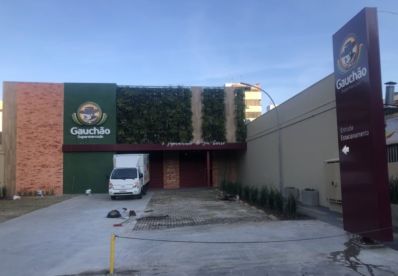 Nova loja da rede ganhou fachada com paisagismo e tijolos que compõem um estilo rústico