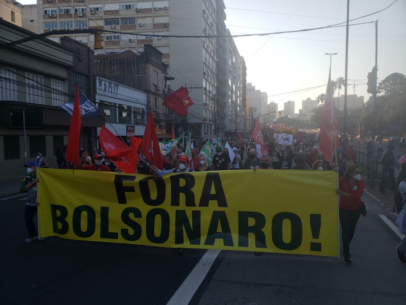 Protesto contra o presidente Jair Bolsonaro, em Porto Alegre, seguiu em direção ao Largo da Epatur. 
