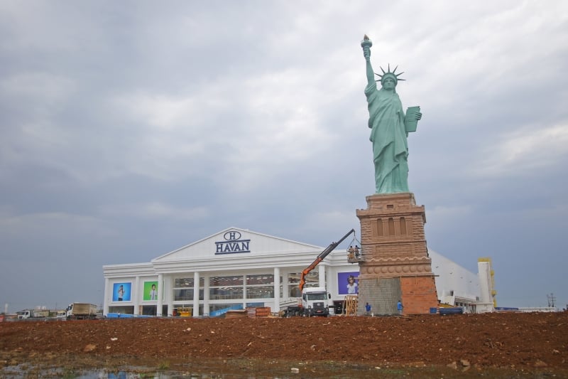 Tradicional réplica da Estátua da Liberdade já está instalada em frente à futura megaloja da rede 