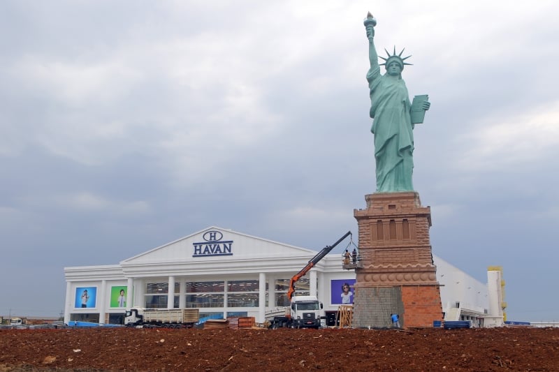 Réplica da estátua da Liberdade já foi instalada na megaloja, que será a 13ª da rede no Estado