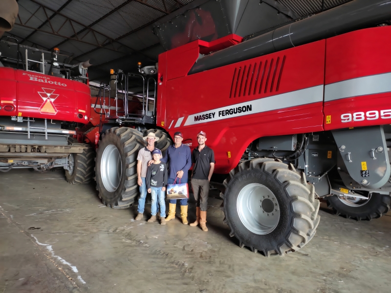 Família de Ronei Baiotto, de São Luiz Gonzaga, decidiu comprar uma nova colheitadeira