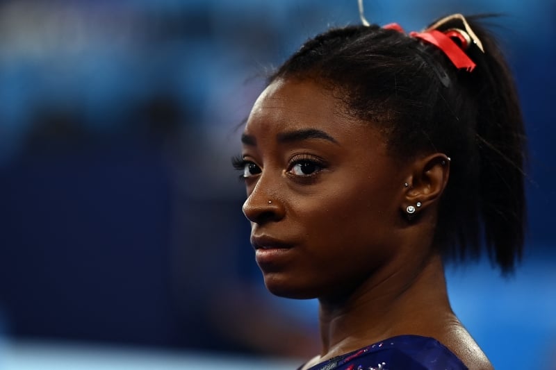 Mãe biológica de Simone Biles pede perdão após abandonar filha durante infância