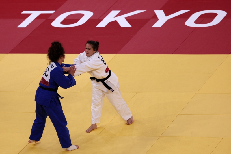 Com a derrota, Maria Portela (branco) ficou fora da briga por medalhas em Tóquio na categoria até 70 kg