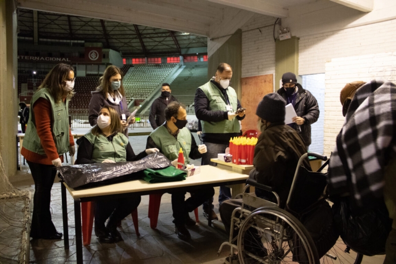 {'nm_midia_inter_thumb1':'https://www.jornaldocomercio.com/_midias/jpg/2021/07/28/206x137/1_solidariedadegigantinho_felipebortoluzzi_fotoabertura_2704_1152x768-9372032.jpg', 'id_midia_tipo':'2', 'id_tetag_galer':'', 'id_midia':'6101446e7d0d1', 'cd_midia':9372032, 'ds_midia_link': 'https://www.jornaldocomercio.com/_midias/jpg/2021/07/28/solidariedadegigantinho_felipebortoluzzi_fotoabertura_2704_1152x768-9372032.jpg', 'ds_midia': 'Depois da triagem, receberam roupas limpas, kit de higiene, tomaram banho e foram jantar', 'ds_midia_credi': 'Felipe Bortoluzzi/Internacional/Divulgação/JC', 'ds_midia_titlo': 'Depois da triagem, receberam roupas limpas, kit de higiene, tomaram banho e foram jantar', 'cd_tetag': '1', 'cd_midia_w': '800', 'cd_midia_h': '533', 'align': 'Left'}