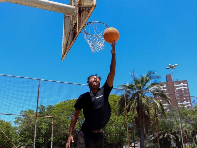 Will é professor e tem o sonho de mudar realidades através do basquete Foto: ARQUIVO PESSOAL/REPRODUÇÃO/JC