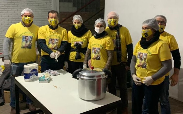 Capitão Dunga e voluntário da Seleção do Bem ajudaram nos preparativos da refeição da manhã