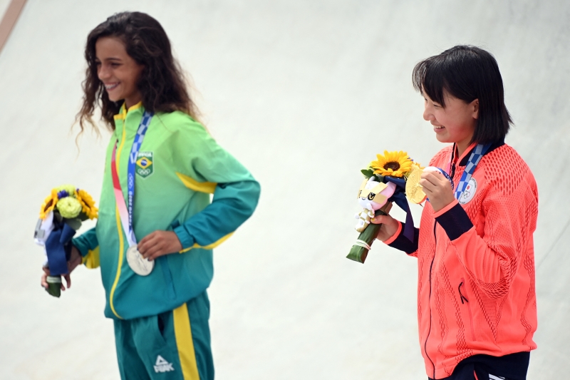 O pódio do skate street feminino das olimpíadas com as atletas de 13 anos, Rayssa Leal e Momiji Nishiya