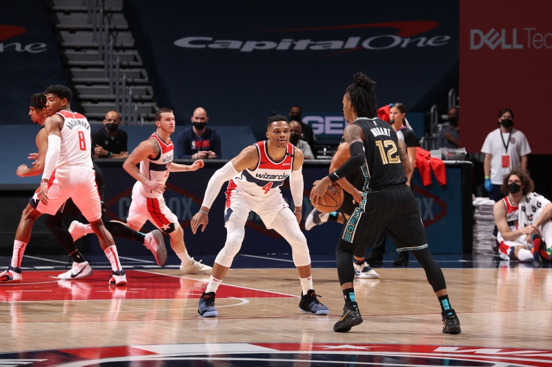 Westbrook (c) fará companhia a Lebron James em Los Angeles