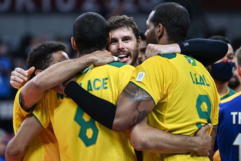 Brasileiros venceram os franceses por 3 sets a 2 e agora disputam vaga na semifinal
