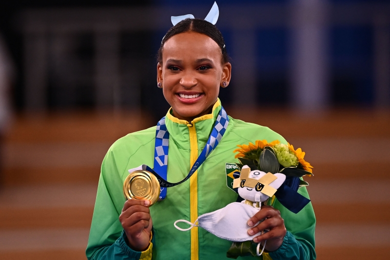 Rebeca Andrade pode ganhar a terceira medalha na final do solo nesta segunda-feira
