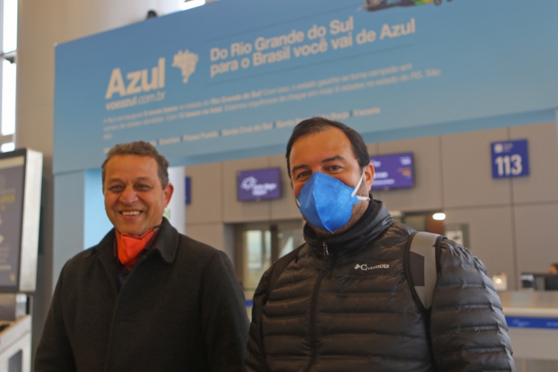 {'nm_midia_inter_thumb1':'https://www.jornaldocomercio.com/_midias/jpg/2021/08/02/206x137/1_lp_020821___voo_azul__54_-9376224.jpg', 'id_midia_tipo':'2', 'id_tetag_galer':'', 'id_midia':'6107f95964781', 'cd_midia':9376224, 'ds_midia_link': 'https://www.jornaldocomercio.com/_midias/jpg/2021/08/02/lp_020821___voo_azul__54_-9376224.jpg', 'ds_midia': 'Azul inicia novos voos ligando Porto Alegre a oito destinos no interior do estado. O primeiro voo, que teve Bagé como destino.  Na foto: Dario Micael Aurelio da Silva e Rogério Jacques', 'ds_midia_credi': 'LUIZA PRADO/JC', 'ds_midia_titlo': 'Azul inicia novos voos ligando Porto Alegre a oito destinos no interior do estado. O primeiro voo, que teve Bagé como destino.  Na foto: Dario Micael Aurelio da Silva e Rogério Jacques', 'cd_tetag': '1', 'cd_midia_w': '800', 'cd_midia_h': '533', 'align': 'Left'}