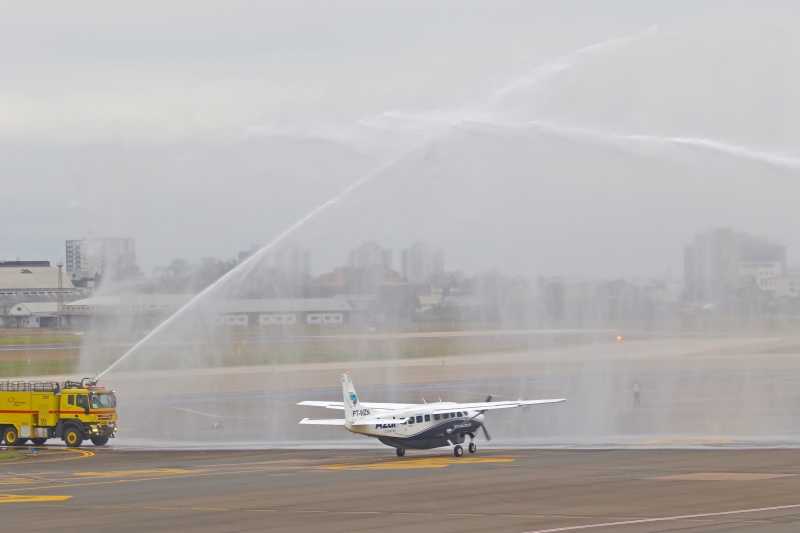 {'nm_midia_inter_thumb1':'https://www.jornaldocomercio.com/_midias/jpg/2021/08/02/206x137/1_lp_020821___voo_azul__64_-9376232.jpg', 'id_midia_tipo':'2', 'id_tetag_galer':'', 'id_midia':'6107f95964781', 'cd_midia':9376232, 'ds_midia_link': 'https://www.jornaldocomercio.com/_midias/jpg/2021/08/02/lp_020821___voo_azul__64_-9376232.jpg', 'ds_midia': 'Azul inicia novos voos ligando Porto Alegre a oito destinos no interior do estado. O primeiro voo, que teve Bagé como destino.', 'ds_midia_credi': 'LUIZA PRADO/JC', 'ds_midia_titlo': 'Azul inicia novos voos ligando Porto Alegre a oito destinos no interior do estado. O primeiro voo, que teve Bagé como destino.', 'cd_tetag': '1', 'cd_midia_w': '800', 'cd_midia_h': '533', 'align': 'Left'}