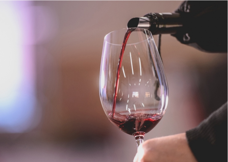 Livro revela que mulheres preferem vinho tinto, desfazendo o mito da escolha pelo espumante