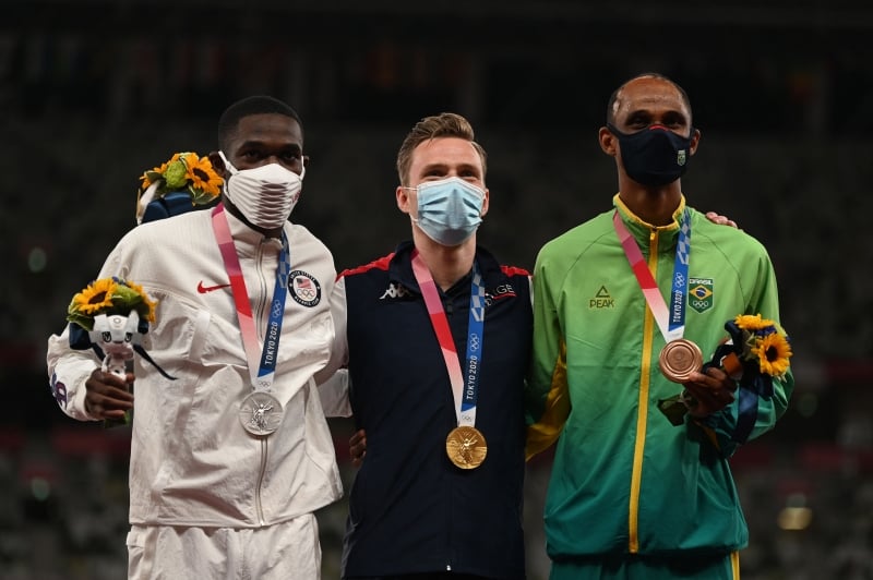 {'nm_midia_inter_thumb1':'https://www.jornaldocomercio.com/_midias/jpg/2021/08/03/206x137/1_871845_01_02-9377368.jpg', 'id_midia_tipo':'2', 'id_tetag_galer':'', 'id_midia':'610933b601dbc', 'cd_midia':9377368, 'ds_midia_link': 'https://www.jornaldocomercio.com/_midias/jpg/2021/08/03/871845_01_02-9377368.jpg', 'ds_midia': 'Gold medallist  Norway's Karsten Warholm (C), silver medallist USA's Rai Benjamin (L) and bronze medallist Brazil's Alison Dos Santos pose on the podium after  the men's 400m hurdles event during the Tokyo 2020 Olympic Games at the Olympic Stadium in Tokyo on August 3, 2021. (Photo by Charly TRIBALLEAU / AFP)', 'ds_midia_credi': 'CHARLY TRIBALLEAU/AFP/JC', 'ds_midia_titlo': 'Gold medallist  Norway's Karsten Warholm (C), silver medallist USA's Rai Benjamin (L) and bronze medallist Brazil's Alison Dos Santos pose on the podium after  the men's 400m hurdles event during the Tokyo 2020 Olympic Games at the Olympic Stadium in Tokyo on August 3, 2021. (Photo by Charly TRIBALLEAU / AFP)', 'cd_tetag': '1', 'cd_midia_w': '800', 'cd_midia_h': '532', 'align': 'Left'}