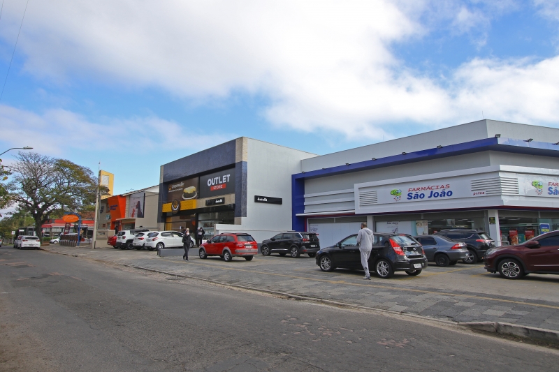 Ponto da Tristeza que ficou abandonado por anos agora reúne farmácia, sapataria, bolaria e petshop
 Foto: LUIZA PRADO/JC