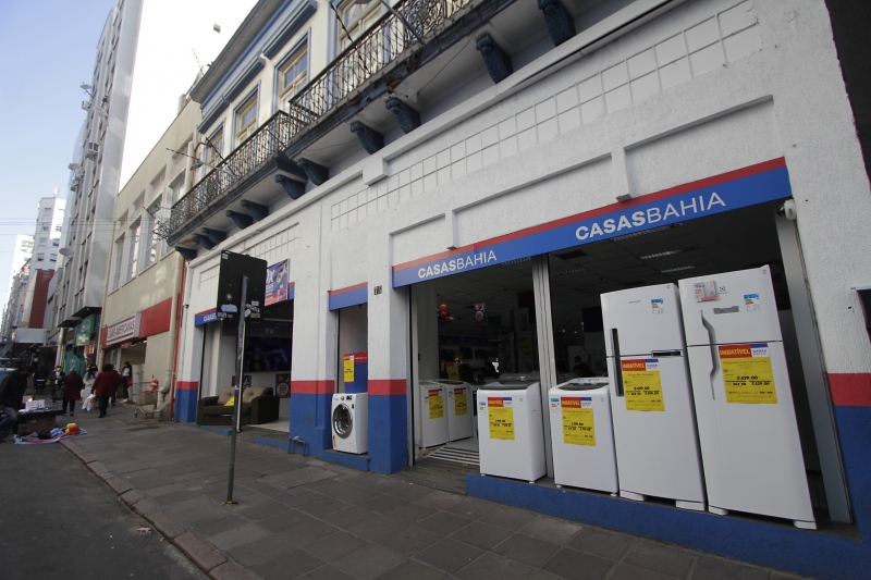 {'nm_midia_inter_thumb1':'https://www.jornaldocomercio.com/_midias/jpg/2021/08/03/206x137/1_ma_030821___pontocb__4_-9378280.jpg', 'id_midia_tipo':'2', 'id_tetag_galer':'', 'id_midia':'6109a2b16afba', 'cd_midia':9378280, 'ds_midia_link': 'https://www.jornaldocomercio.com/_midias/jpg/2021/08/03/ma_030821___pontocb__4_-9378280.jpg', 'ds_midia': 'Fachadas das lojas da Casas Bahia (Rua Dr Flores, 75) e Ponto (Rua dr Flores, 185)', 'ds_midia_credi': 'MARIANA ALVES/JC', 'ds_midia_titlo': 'Fachadas das lojas da Casas Bahia (Rua Dr Flores, 75) e Ponto (Rua dr Flores, 185)', 'cd_tetag': '1', 'cd_midia_w': '800', 'cd_midia_h': '533', 'align': 'Left'}