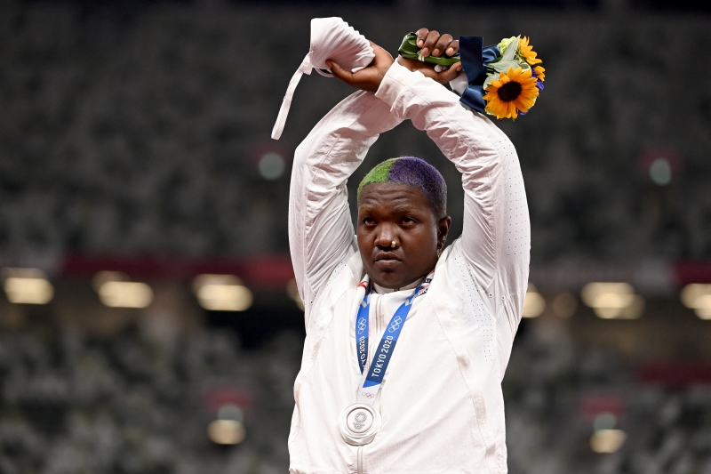 Atleta norte-americana fez um 'X' com os braços, expressão de apoio aos oprimidos